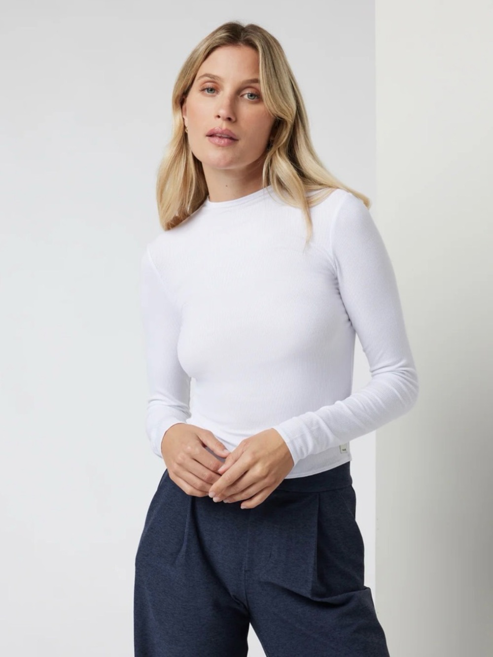 EUC Vuori Long Sleeve Cove Mock Neck Top in White - women’s Large